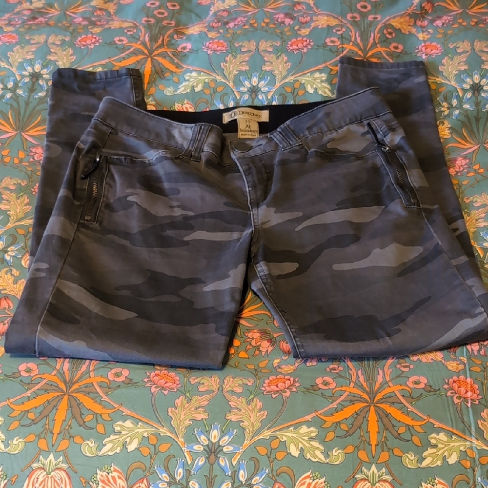 Democracy Camo-Print Skinny Jeans Sz 10